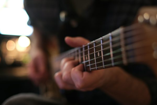 Jouer de la guitare en gaucher : trouver ses repères et développer son propre style